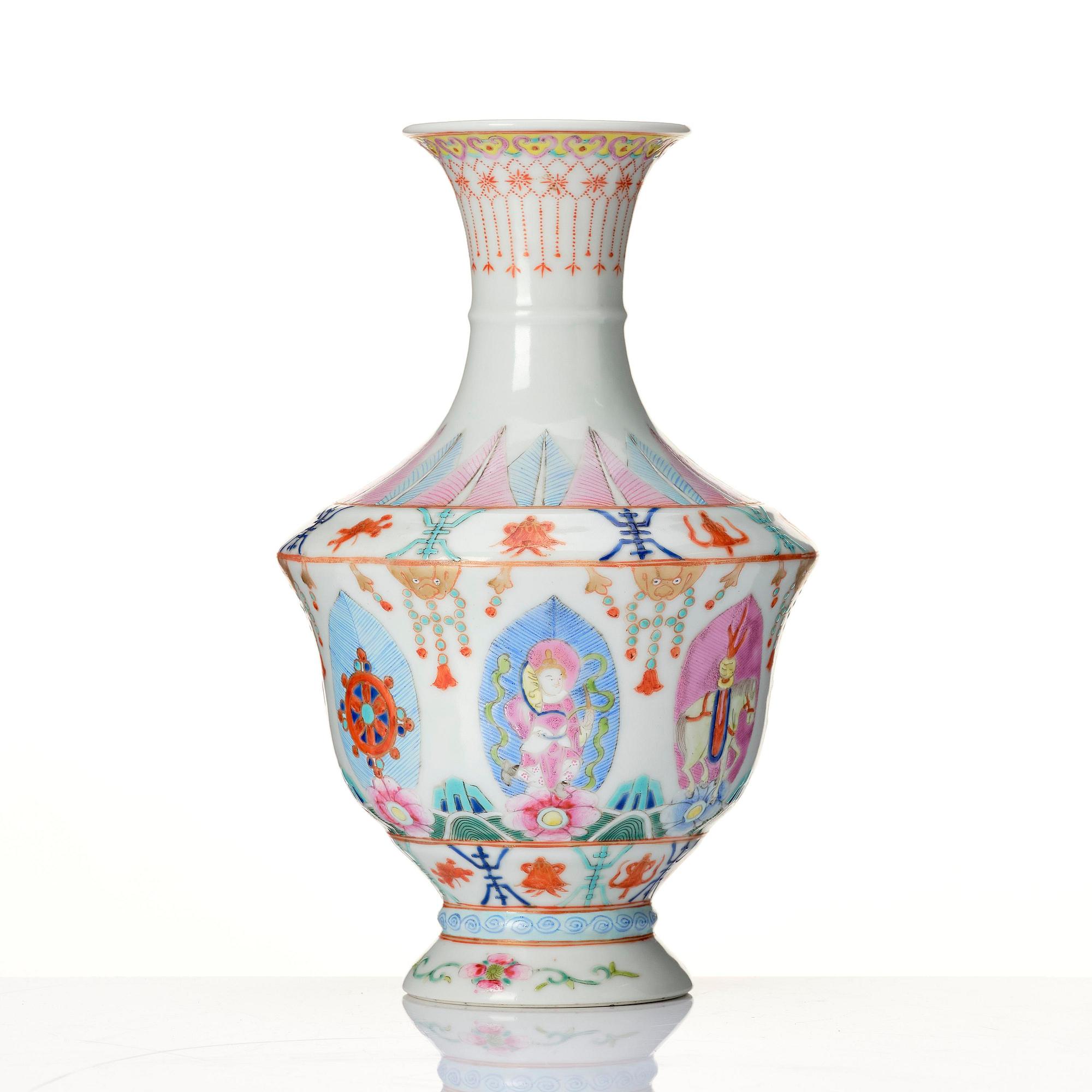 A famille rose barragon tumed vase, late Qingdynasti/Republic.