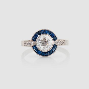 1243. RING med safirer och diamant med äldre slipning ca 1.00 ct. Kvalitet ca H/VS. Art Deco.