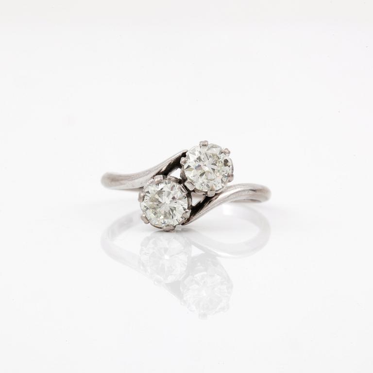 RING, vitguld 18K, två diamanter, tot ca 1 ct, kvalitet ca I-J/SI2-I1, Ekström & Blom, Falköping 1948. Vikt ca 2,5 gram.