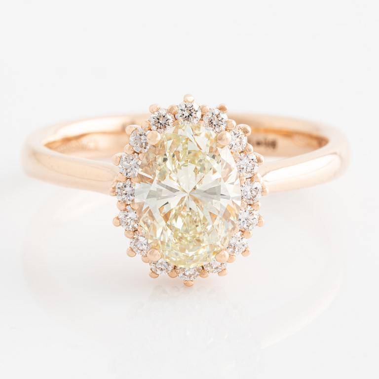 Ring med oval diamant 1,24 ct och briljantslipade diamanter.