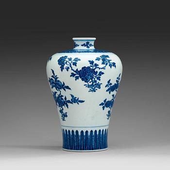 1724. A well painted Ming style blue and white Meiping vase, Qing dynasty, with Qianlong seal mark (1736-95).