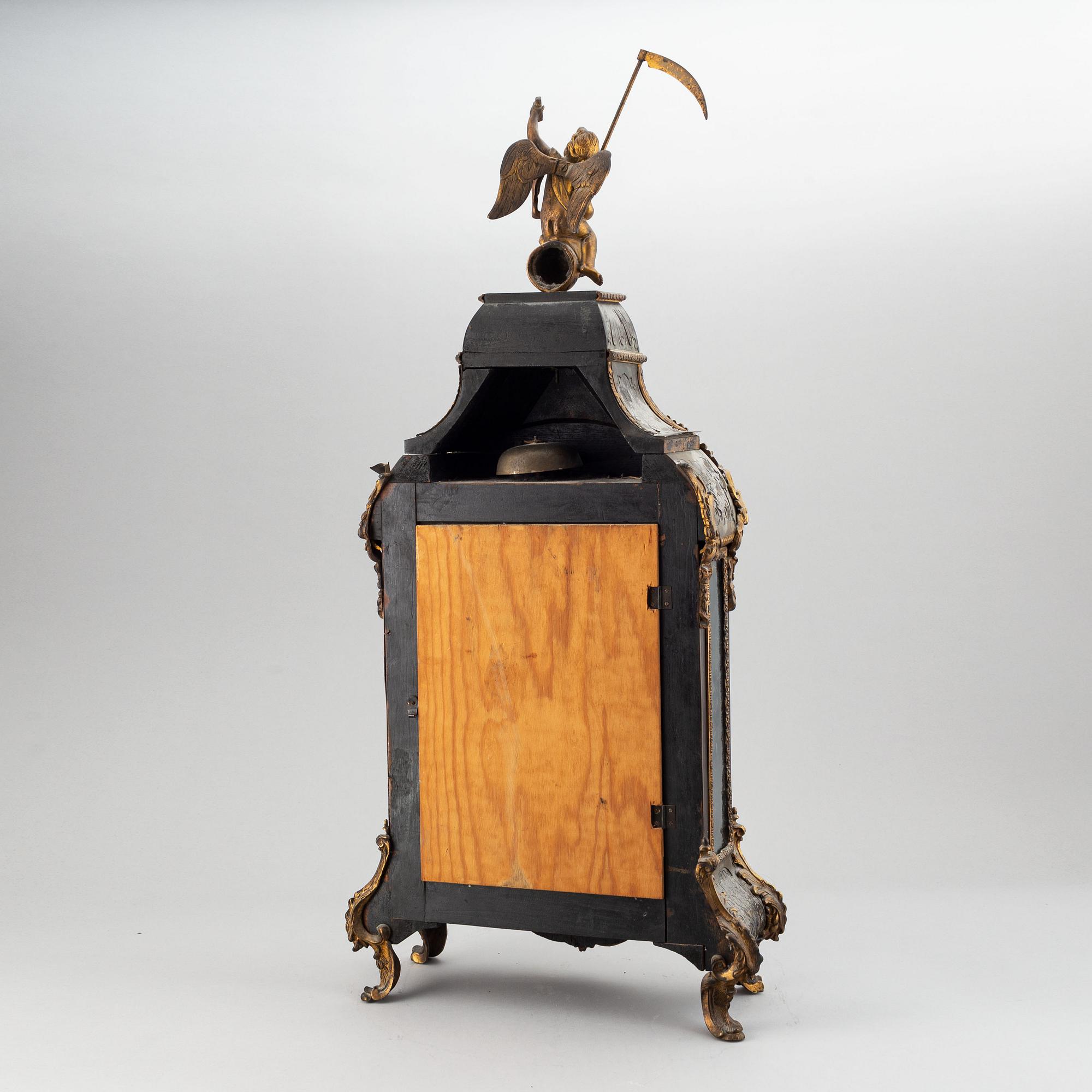 A French mantle clock, 19th century.