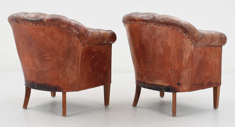 CLUBFÅTÖLJER, ett par, 1900-talets första hälft.