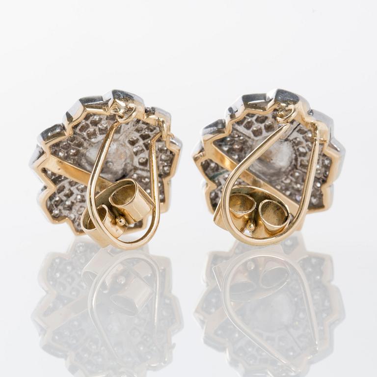 ÖRHÄNGEN, 18K guld samt vitguld med briljantslipade diamanter ca 1.80 ct samt odlade pärlor.