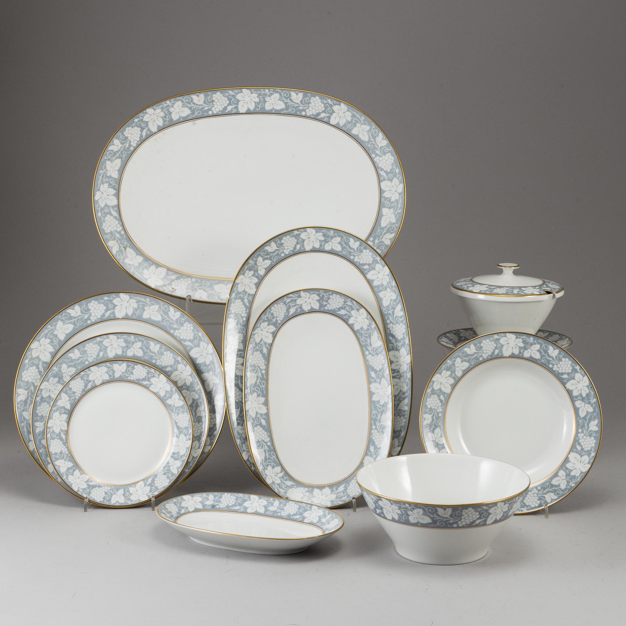 A part dinner service, Bavaria, Tirschenreuth, mid 20th century (55 pieces).