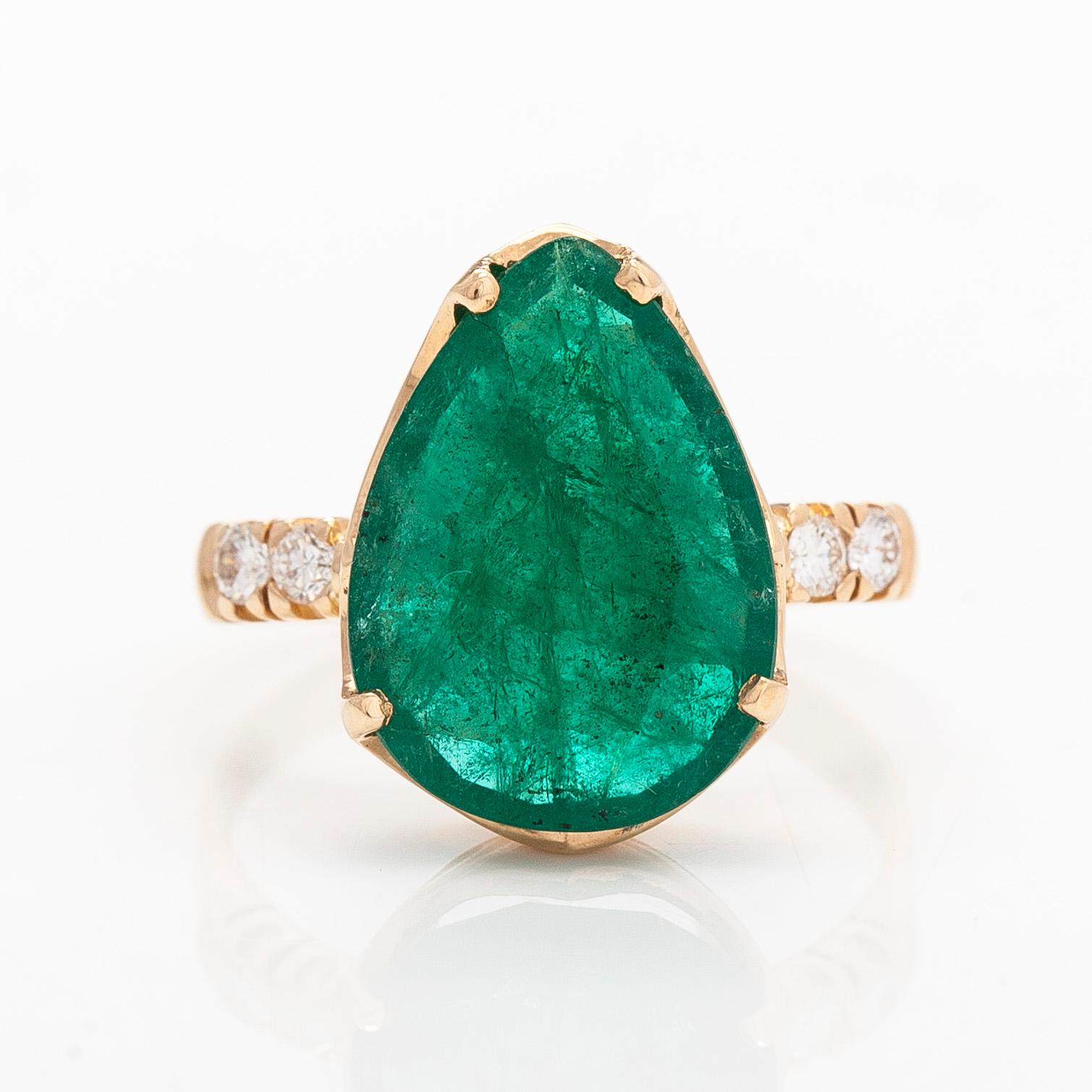 Ring in 18K gold, with a pear-cut emerald and diamonds. With IGI certificate.
