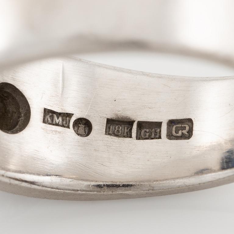 Ring in 18K white gold set with a cabochon-cut sapphire and brilliant-cut diamonds, Kenneth Magnell.