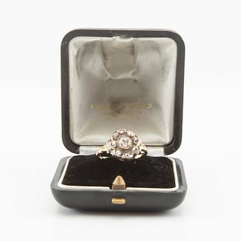 Ring in gold set with a brilliant-cut and rose-cut diamonds, possibly from the first half of the 19th century.