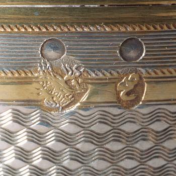 ZARFS, 12 st, silver med porslinskoppar. Osmanska riket, 1800-talets slut. Höjd 4,5 cm, med kopparna 6,5 cm.