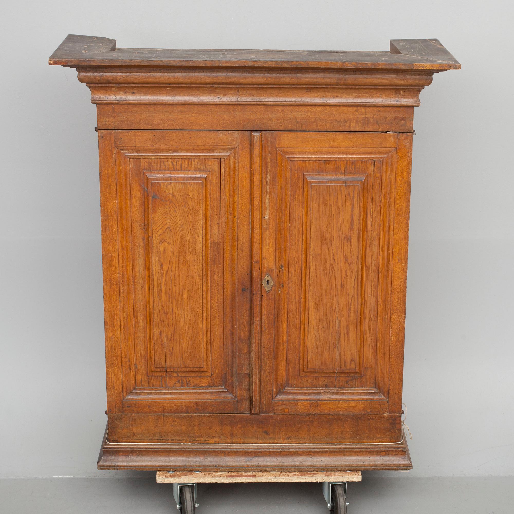 ÖVERSKÅP, 1700-tal.