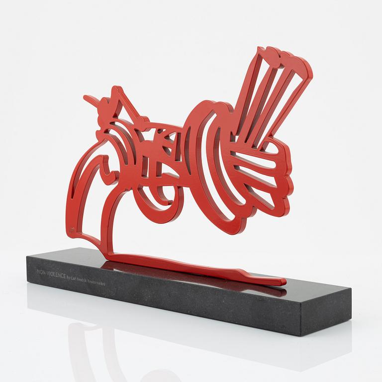 Carl Fredrik Reuterswärd, skulptur, rödlackerat stål på sockel av sten, signerad CFR och numrerad 25/50.
