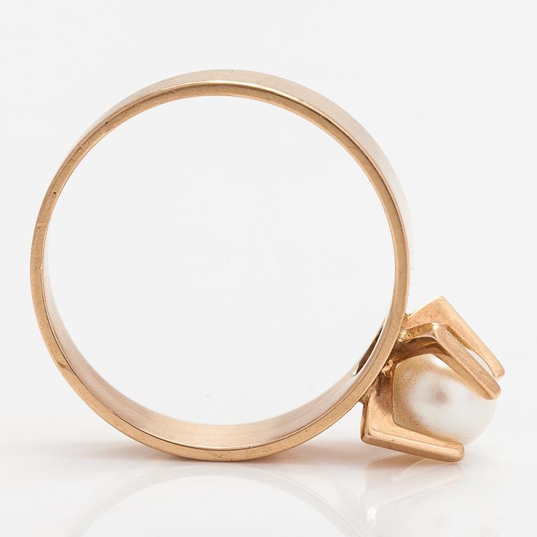 Elis Kauppi, A 14K gold ring with a cultured pearl. Kupittaan kulta, Turku 1969.