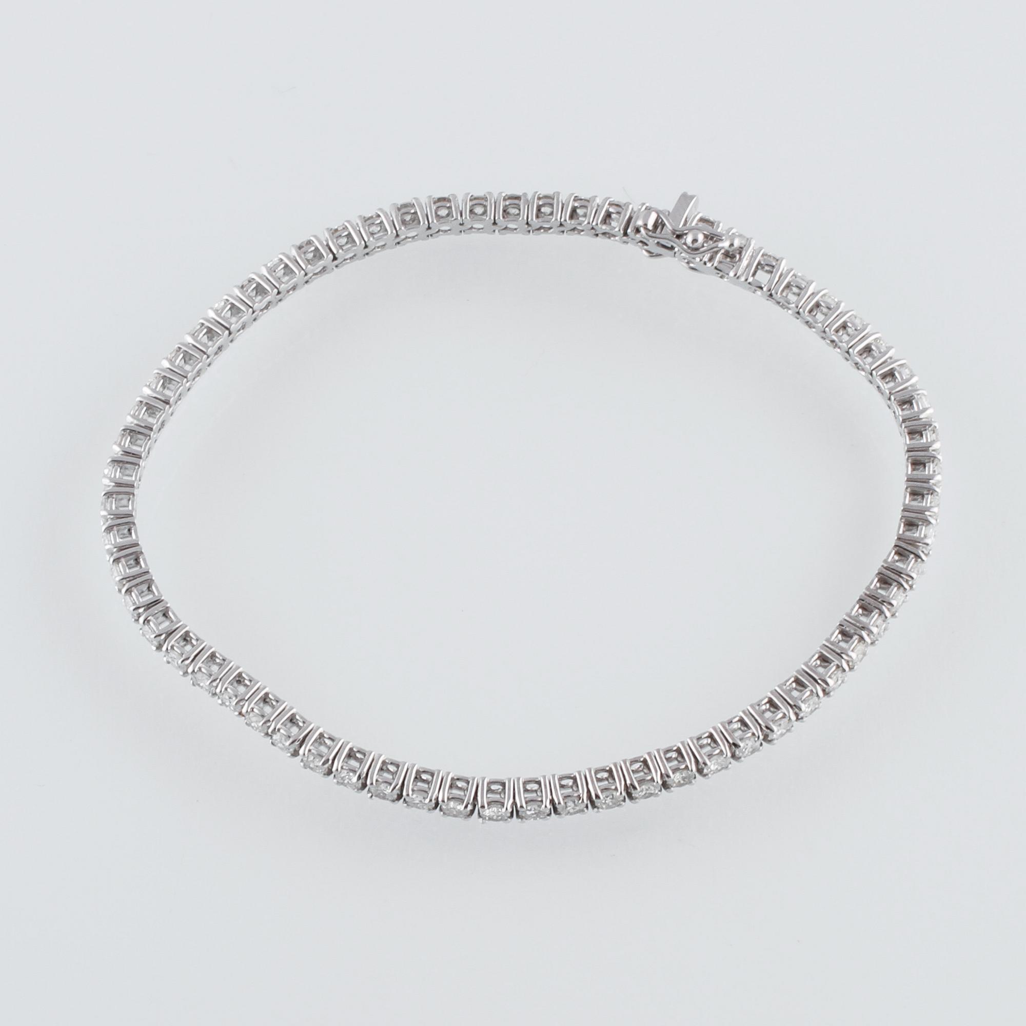 ARMBAND, 18K vitguld med briljantslipade diamanter ca 3.55 ct. Vikt 10,9 gram.