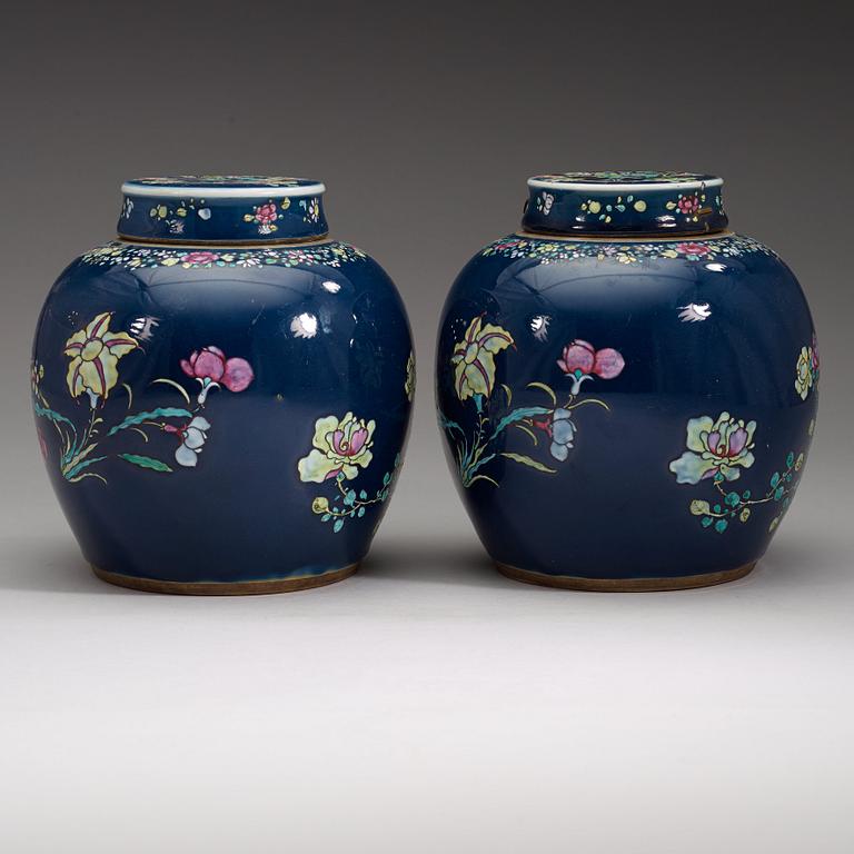 A pair of famille rose and powder blue jars with covers, Qing dynastin, Qianlong (1736-95).