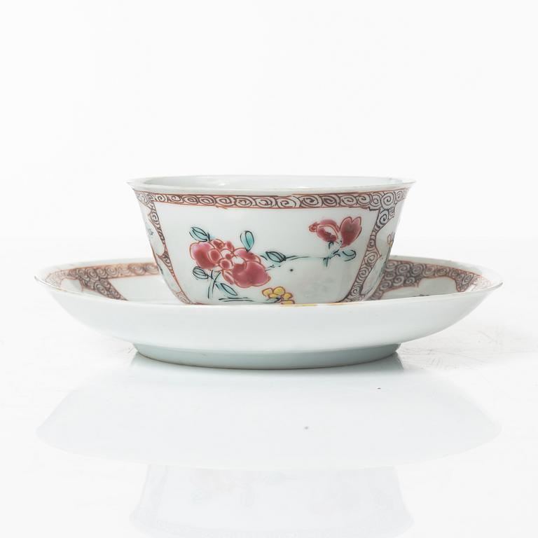 A Chinese famille rose ewer, a a cup with cover, a cup with saucer, a box and a censer, Qing dynasty, 18th and 19th cent.