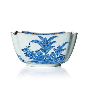 1142. A blue and white bowl, Qing dynasty, Qianlong (1736-95).