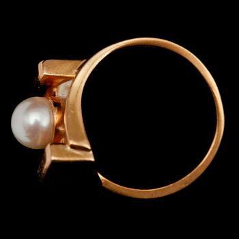 RING, 18 k guld, med odlad pärla. Tot vikt ca 7 g.