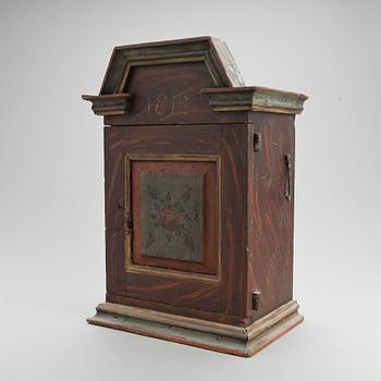 HÄNGSKÅP, allmoge, bär datering 1812.