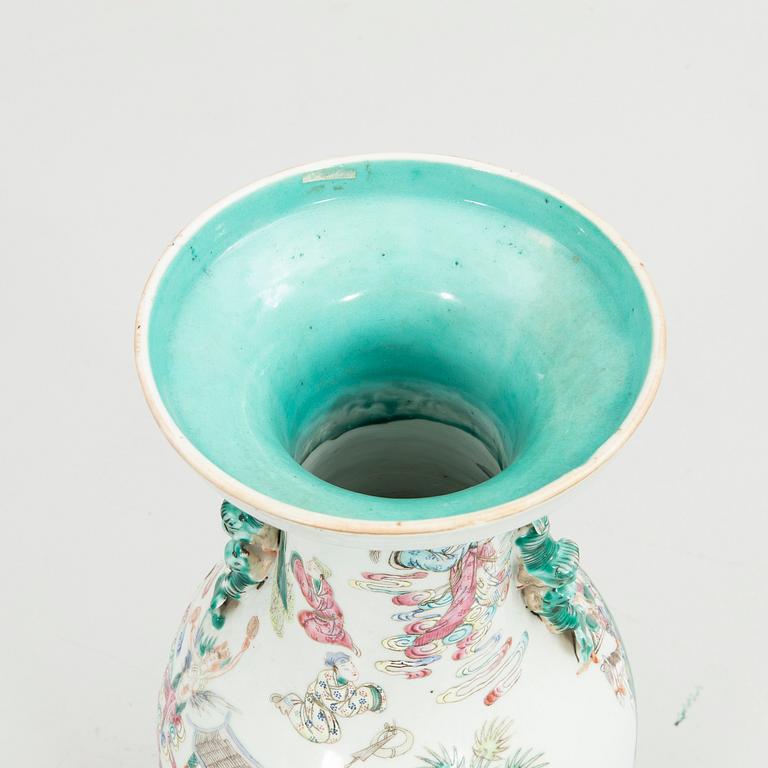 A large Chinese famille rose porcelain vase, Qing dynasty, 19th century.