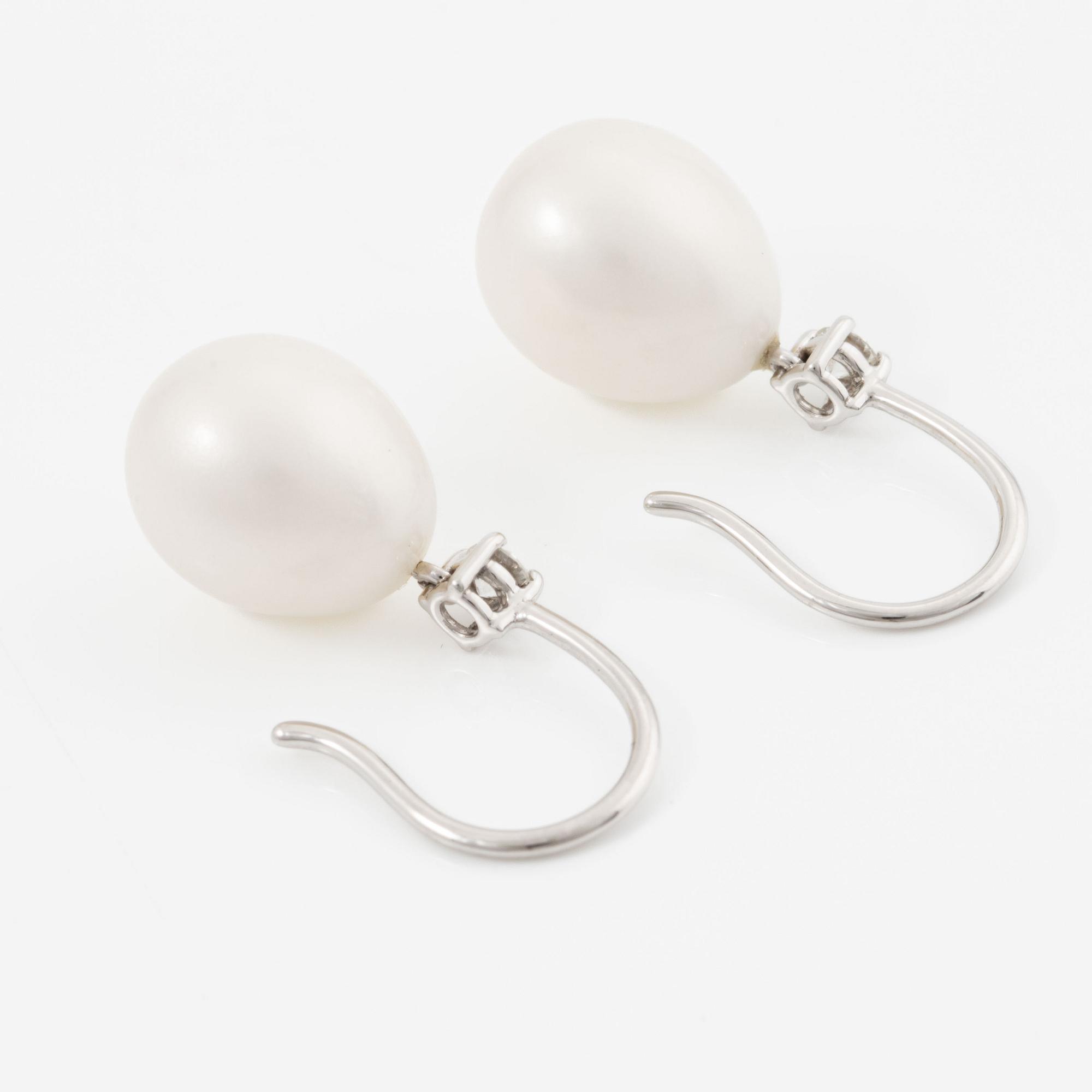 Earrings 18K white gold with oval pearls and brilliant-cut diamonds.