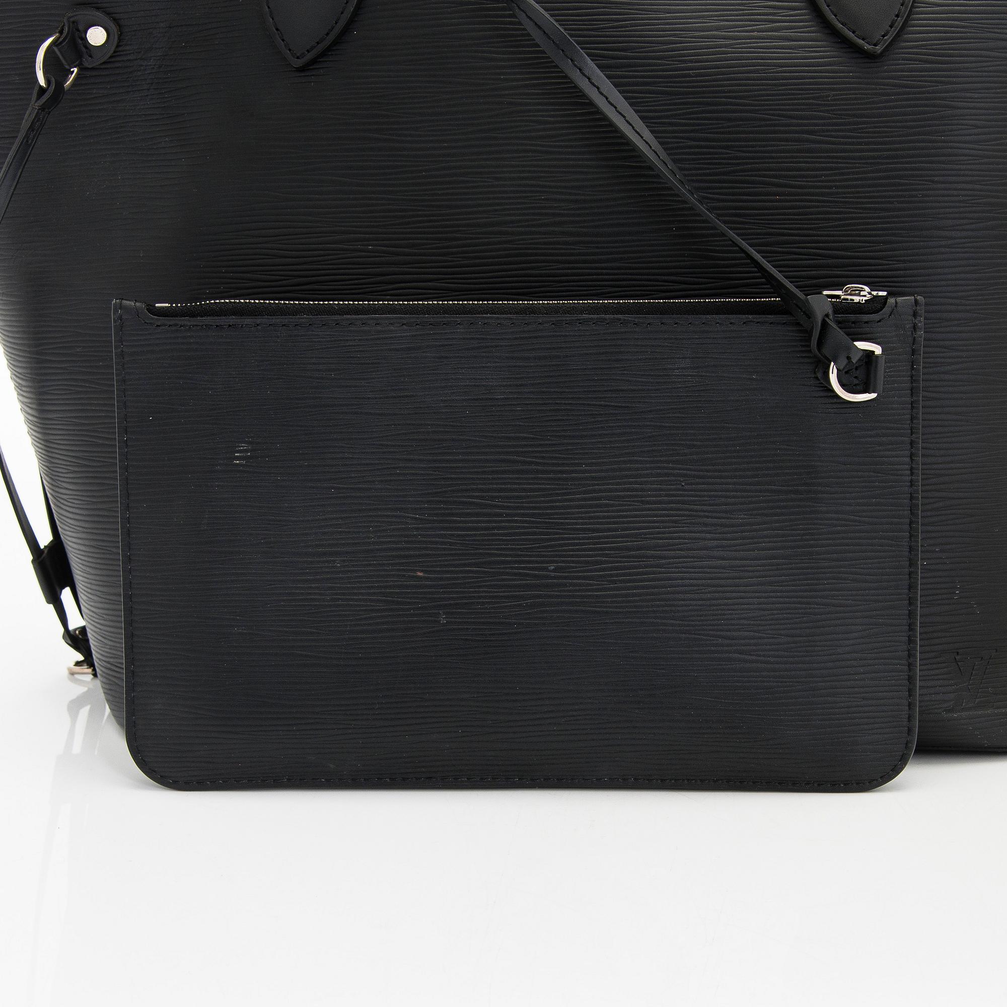 Louis Vuitton, a 'Neverfull MM' bag.