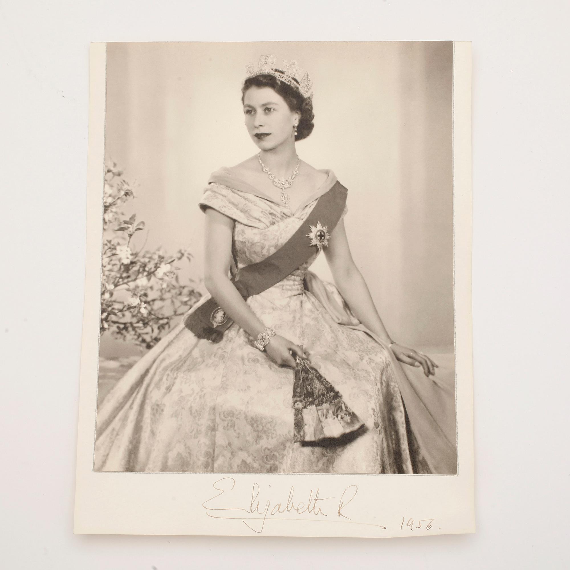 ELIZABETH II, signerat foto, dat 1956.