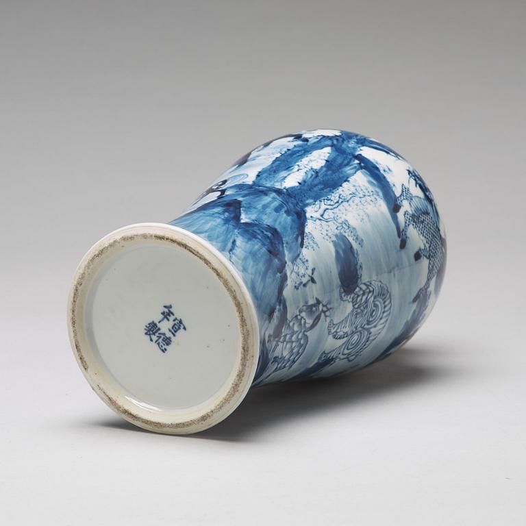 A blue and white vase, Qing dynasty, 19th Century.