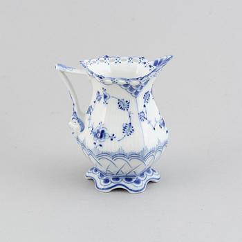 Royal Copenhagen, a porcelaine part coffee service, 'Musselmalet'. (21 pieces).
