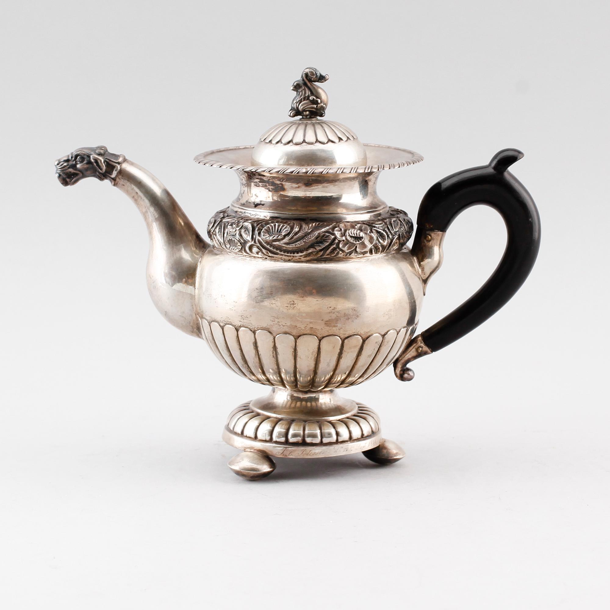 KAFFEKANNA, silver, Carl Wentzel, Köpenhamn, 1800-talets första hälft. Vikt ca 570 gram.