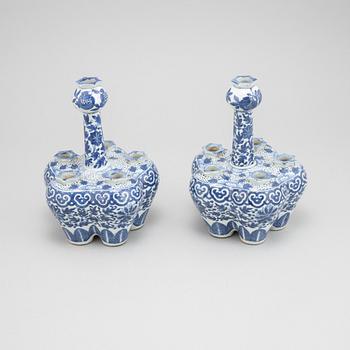 A pair of blue and white tulipvases, Qing dynasty, 19th Century.