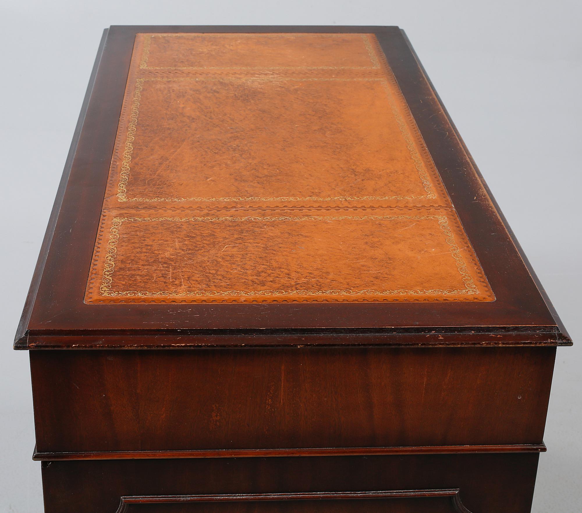 SKRIVBORD, engelsk stil, 1900-talets andra hälft.