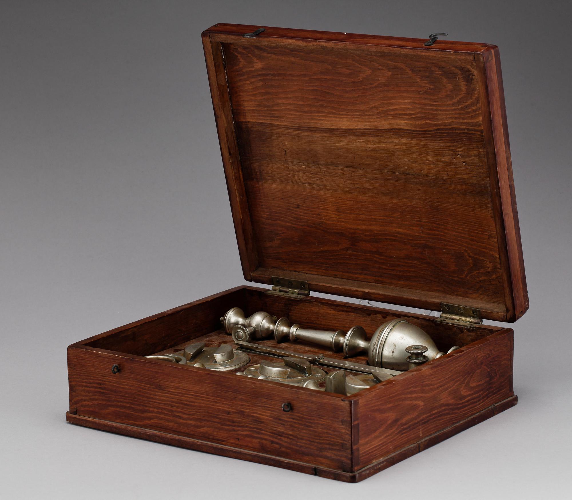 MÄTINSTRUMENT i schatull. Tidigt 1900-tal.
