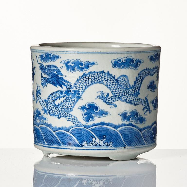 A blue and white censer, late Qing dynasty.