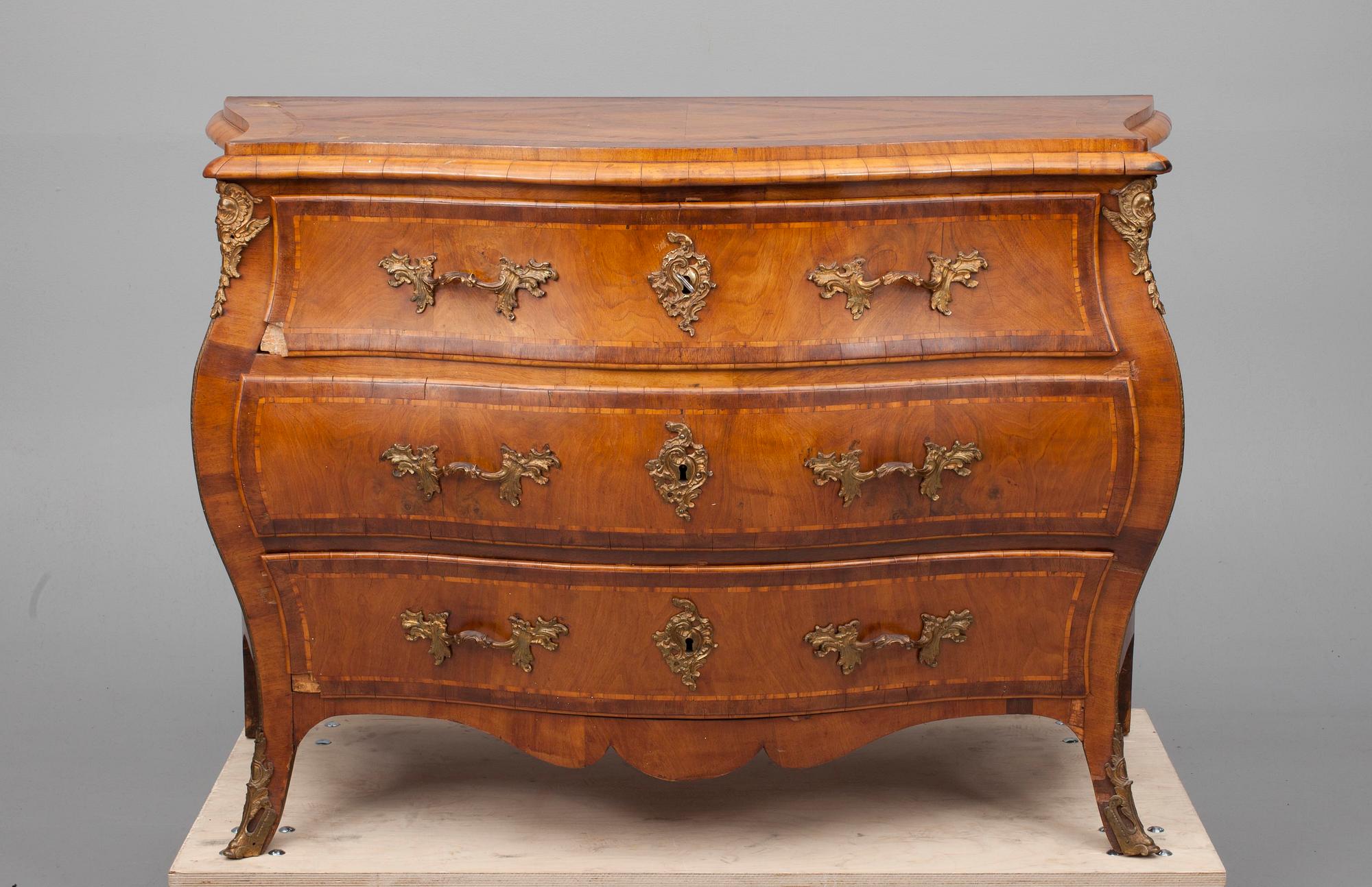 BYRÅ, fanerad med olika träslag, rokoko, ca 1770-80.