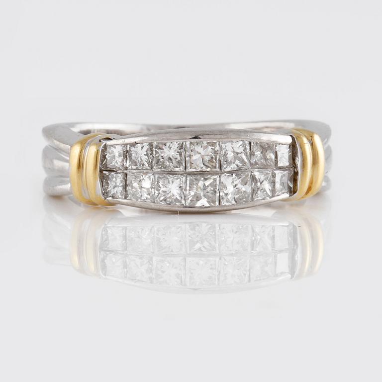 RING, 18K guld och platina med prinsesslipade diamanter ca 1.00 ct. Vikt 7,9 gram.