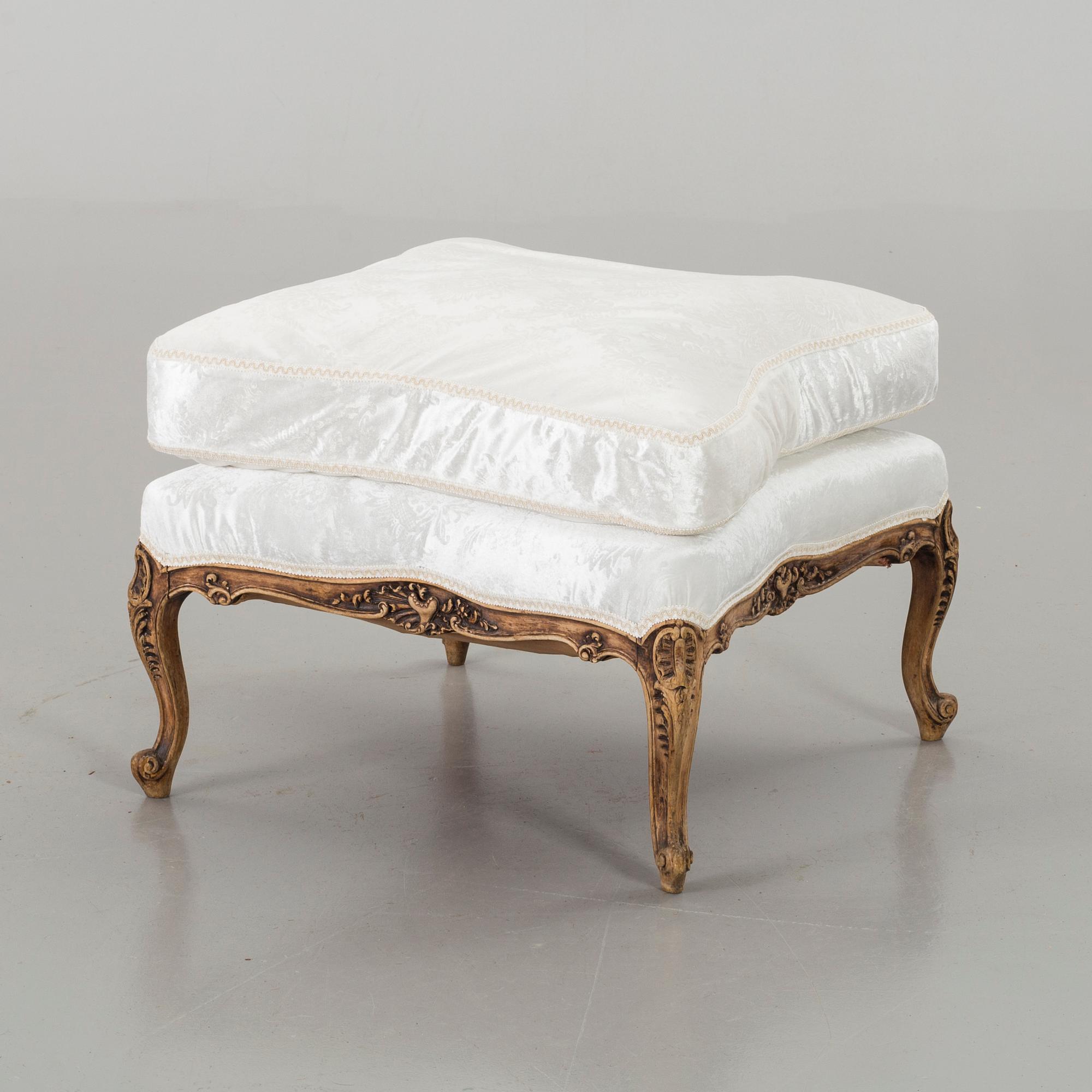 STOOL IN ROCOCO STYLE, 20th century.
