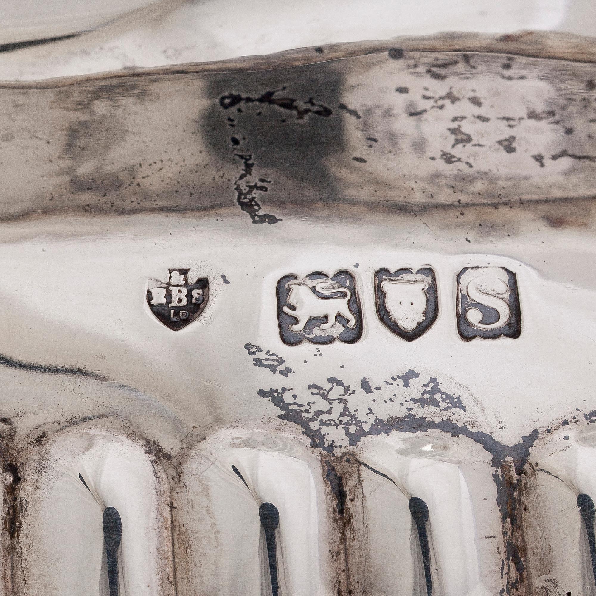 Teekannu lämmittimellä, sterlinghopeaa, Edward Barnard & Sons Ltd, Lontoo 1913.