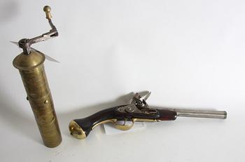 SABLAR, 2 st, FLINTLÅSPISTOL och KRUTKVARN.