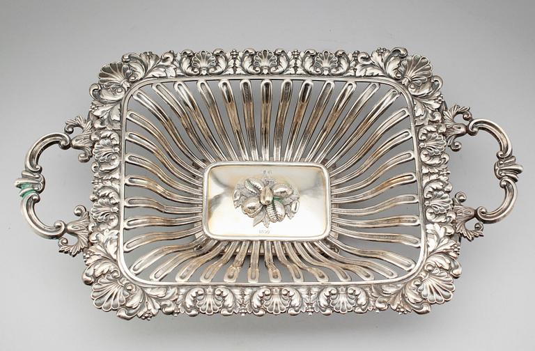 BRÖDKORG, silverplåt, 1800-talets  första hälft. Vikt ca 434 gram.