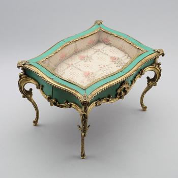 MINIATYRMONTERBORD, rokokostil, 1900-talets andra hälft.