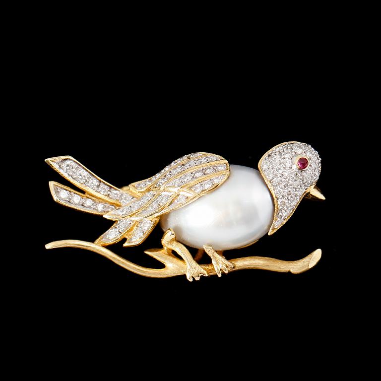 BROSCH, 18 k, guld, med Southseapärla, rubin och briljantslipade diamanter tot ca 0.35 ct.