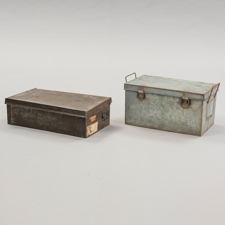 A set of 14 pcs metal boxes.