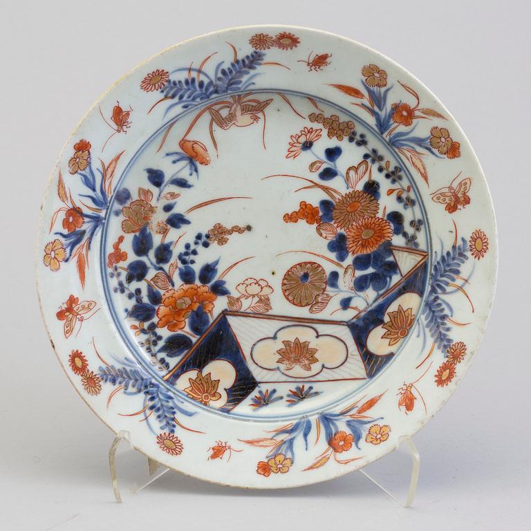 A Japanese Imari porcelain dish, Edo period, 19th century.