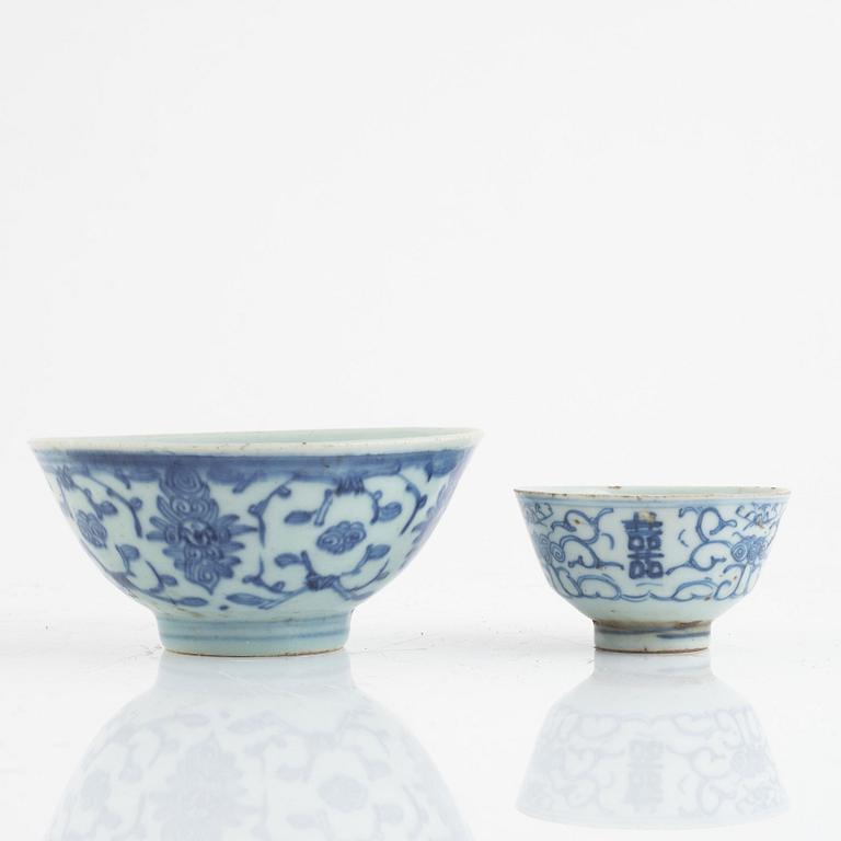 A group of two Chinese blue and white bowls and two jars, Qing dynasty, 19th century.