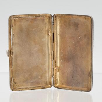 CIGARRETTETUI, 84 silver, cellemalj. Kontrollmästare Ivan Lebedkin Moskva Ryssland 1899. Vikt 149,7 g.