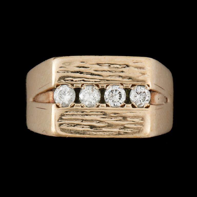 RING, 9k guld med 4 briljantslipade diamanter tot ca0,40ct. Vikt ca6g.