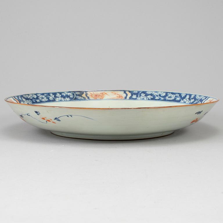 A large imari export porcelain serving dish, Qing dynasty, Qianlong (1736-95).