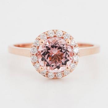 RING, med morganit och briljantslipade diamanter.