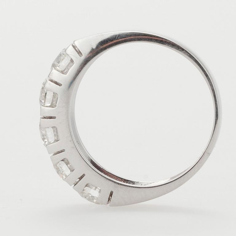 RING, vitguld 14K, 5 briljantslipade diamanter, tot. 2,00 ct,
4,8 g. Intyg 251.