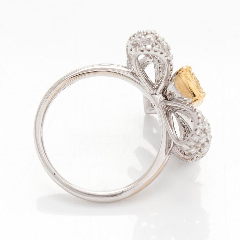Ring, rosett, 18K vitguld, med gul kuddslipad diamant samt klara briljantslipade diamanter.